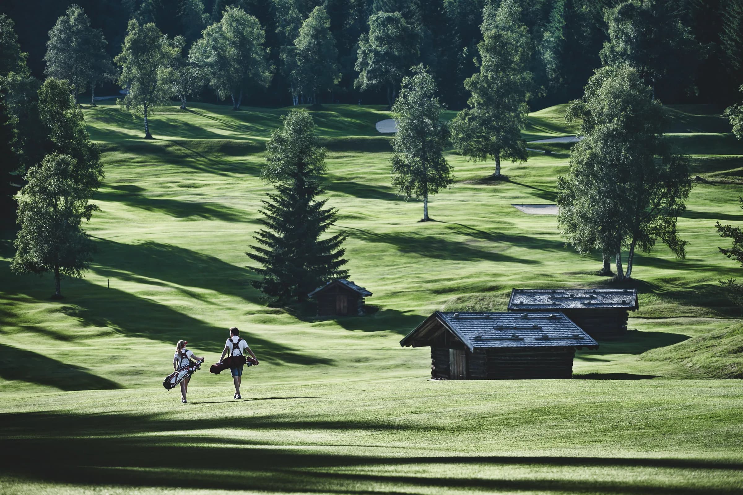 Golfspieler nähern sich dem Grün im Golfclub Seefeld-Wildmoos