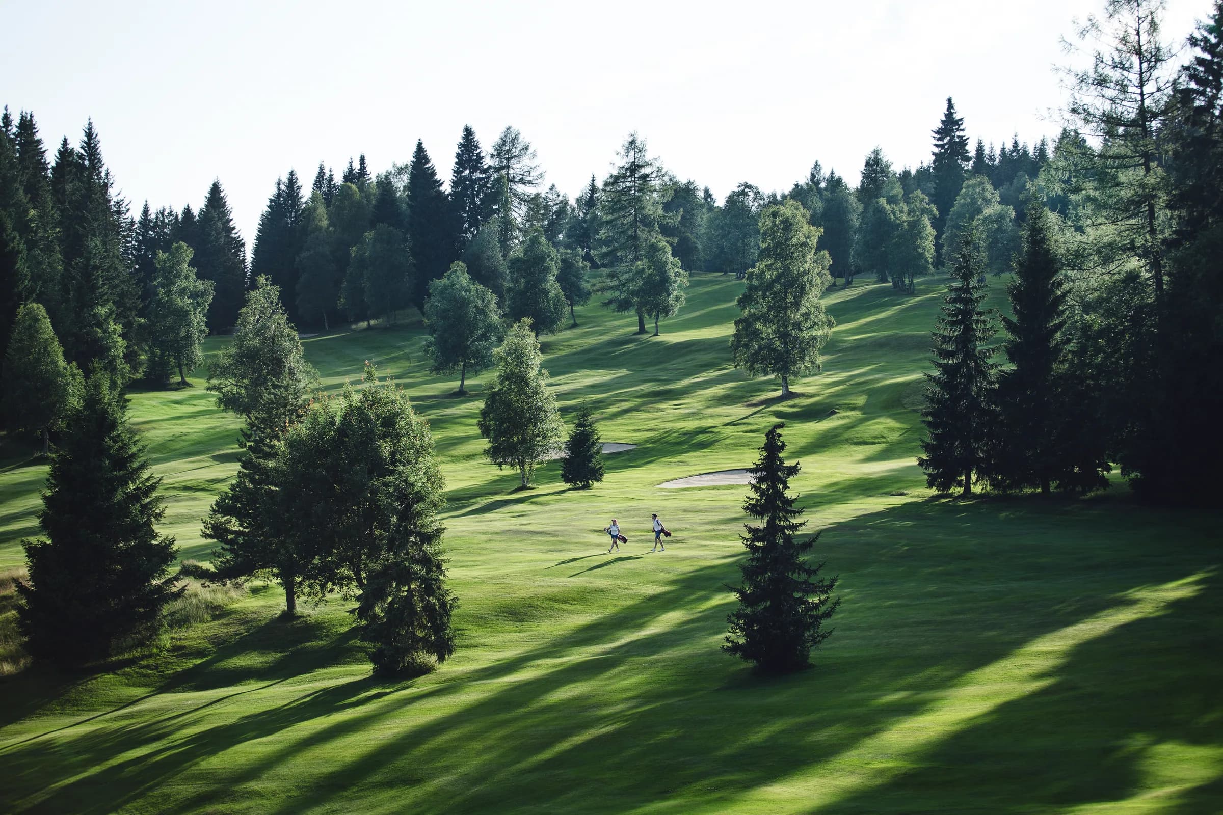 Golfspieler auf dem Fairway im Golfclub Seefeld-Wildmoos