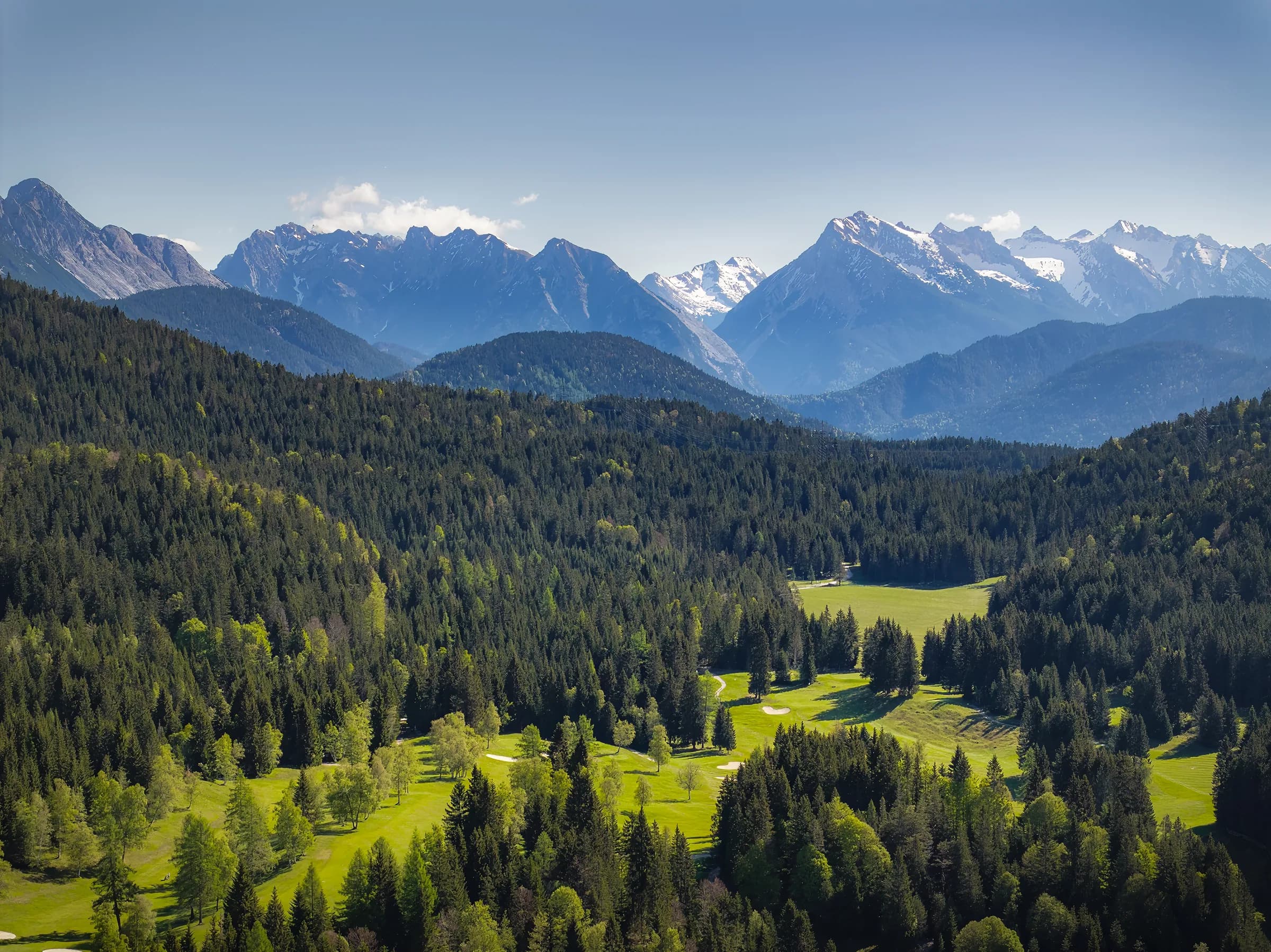 Drohnen-Zoomaufnahme einer Spielbahn des Golfclubs Wildmoos