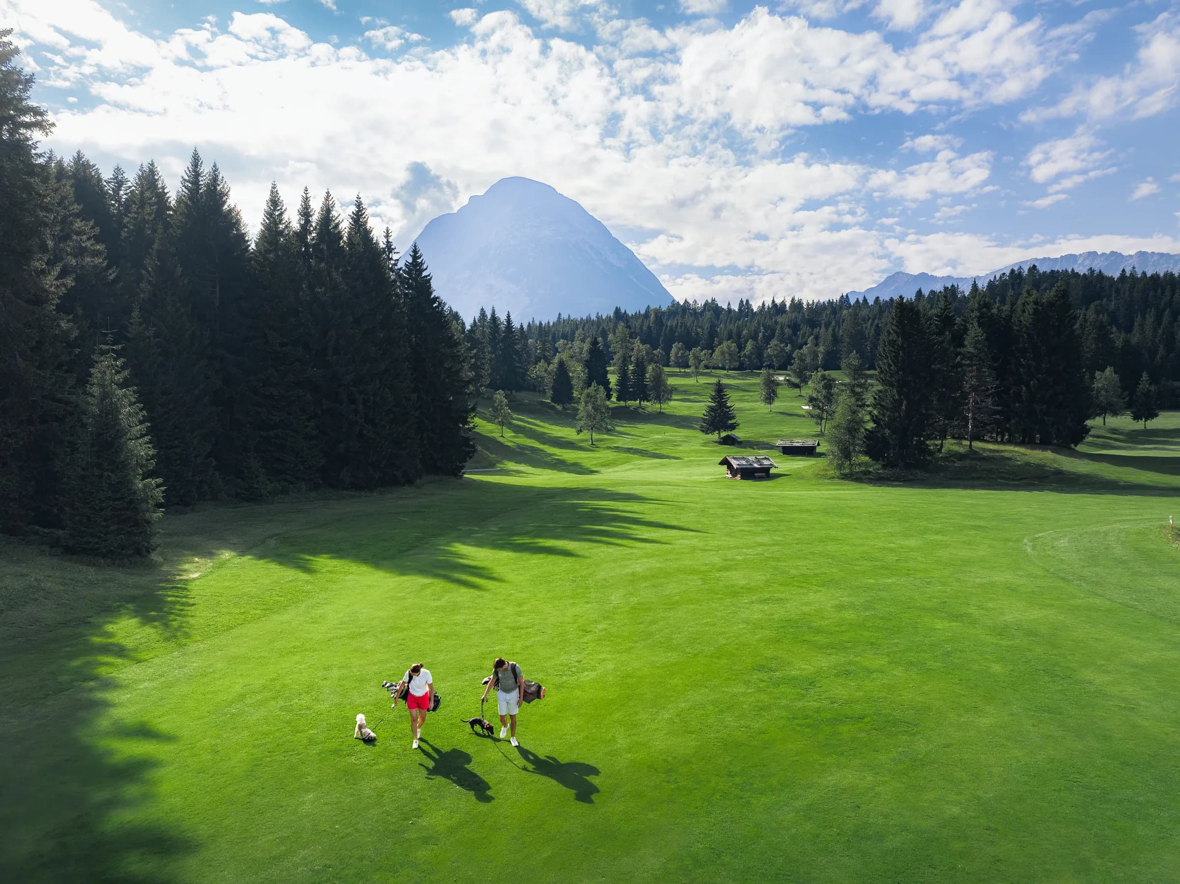 Golfspieler in Aktion am Golfplatz Wildmoos im Sommer