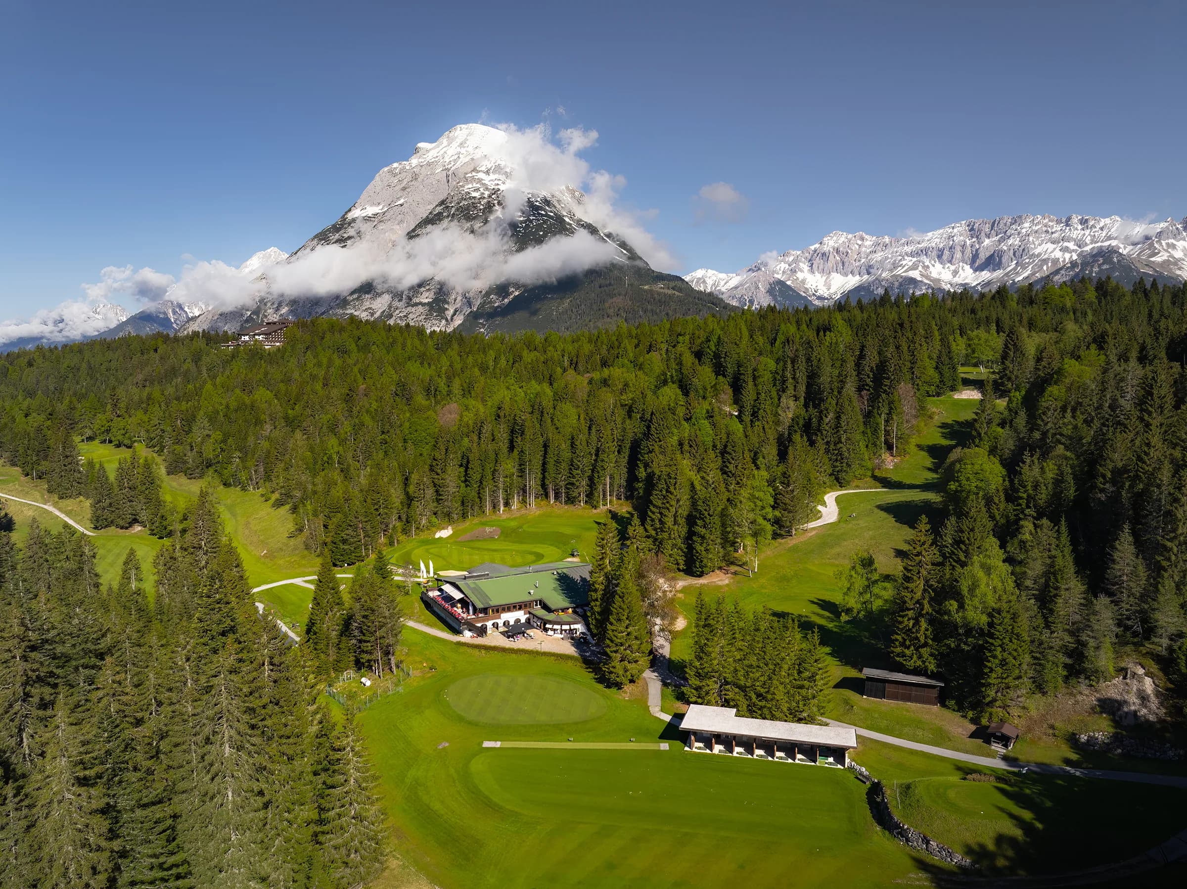 Drohnenaufnahme des Restaurants und des Golfplatzes Wildmoos