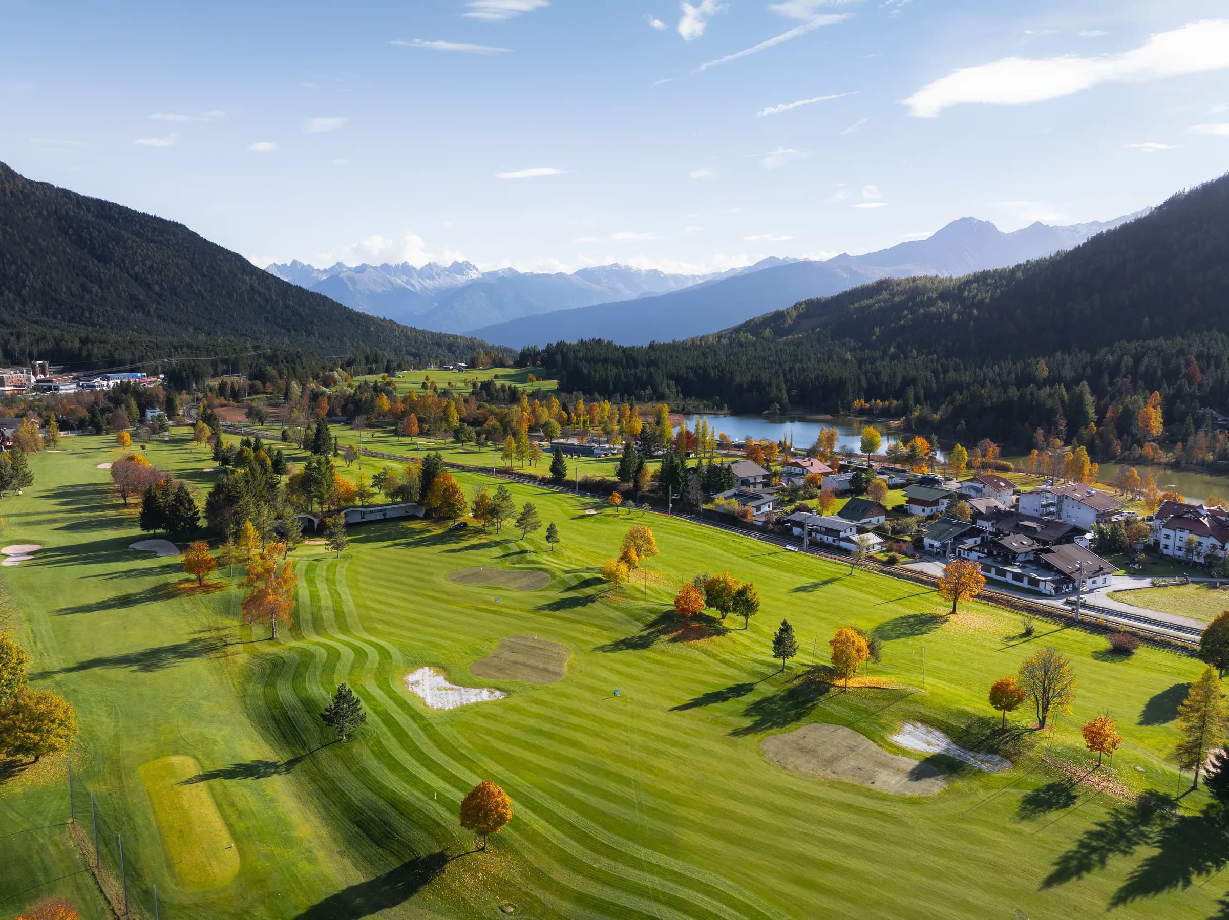 Golfplatz Wildmoos im Herbst mit dem Wildsee im Hintergrund, aufgenommen mit einer Drohne