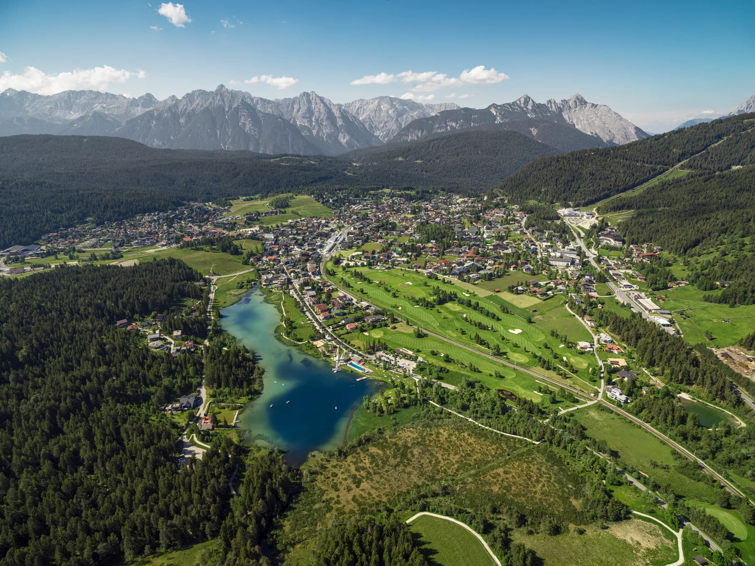 Großaufnahme des Wildsees und des Golfplatzes in Seefeld