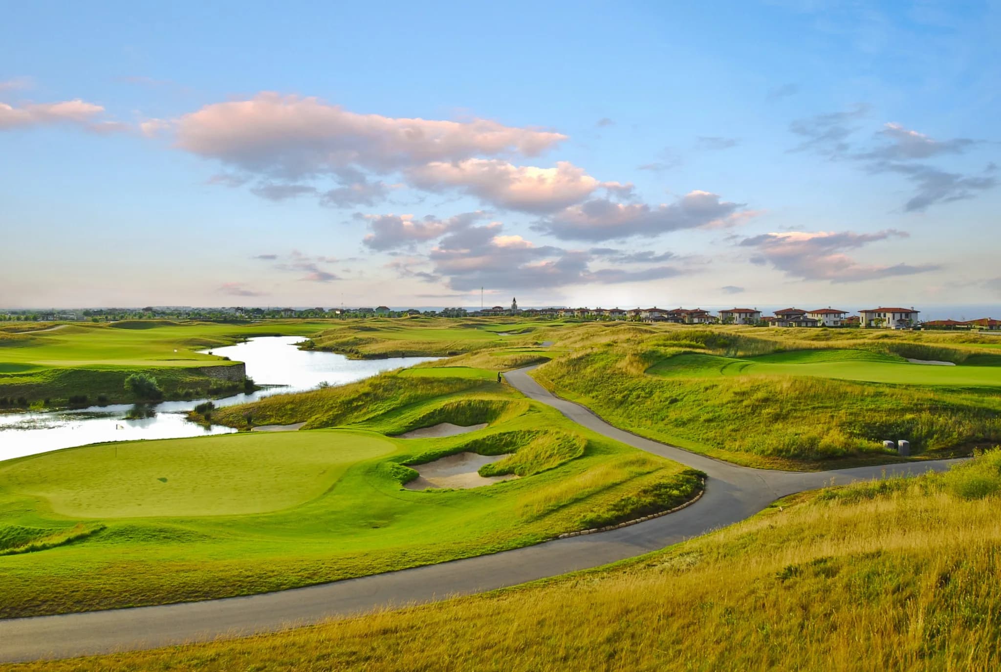 Black Sea Rama Golfplatz mit weitem Fairway, Bunkern und Wasserfläche im Vordergrund