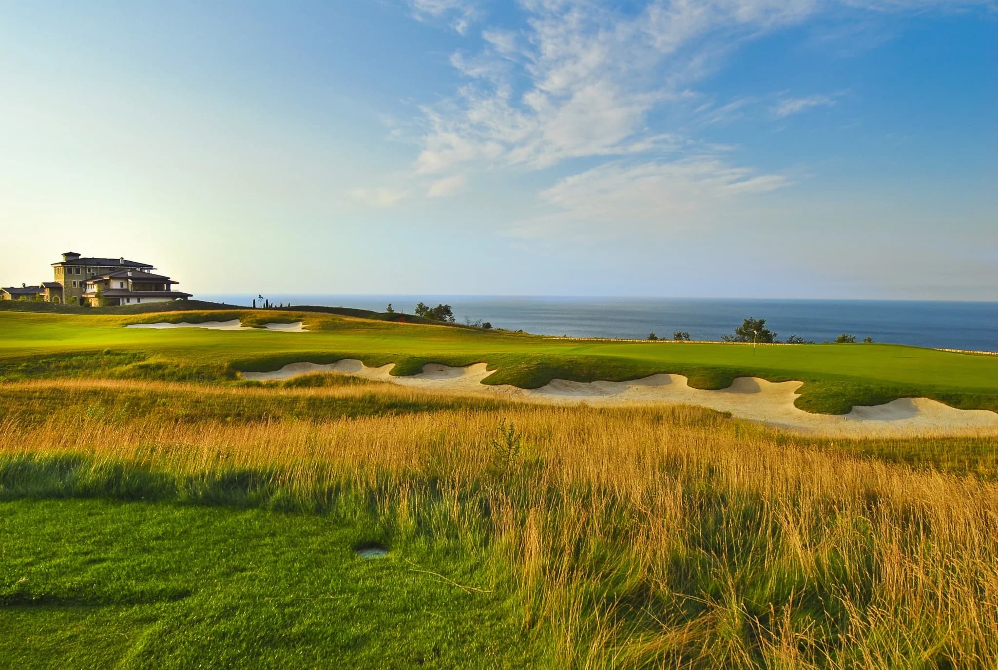 Thracian Cliffs Golf Course an der bulgarischen Schwarzmeerküste — Spielbahn entlang der Klippen mit Meerblick